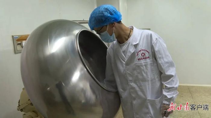 医务人员正在配制藏药