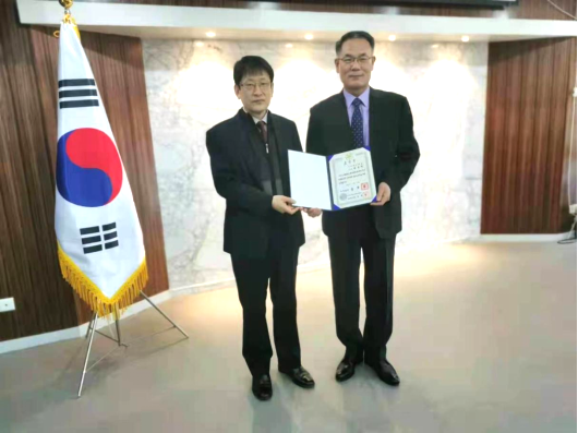 金柄权总领事为崔圣伯教授颁发韩国国务总理奖状