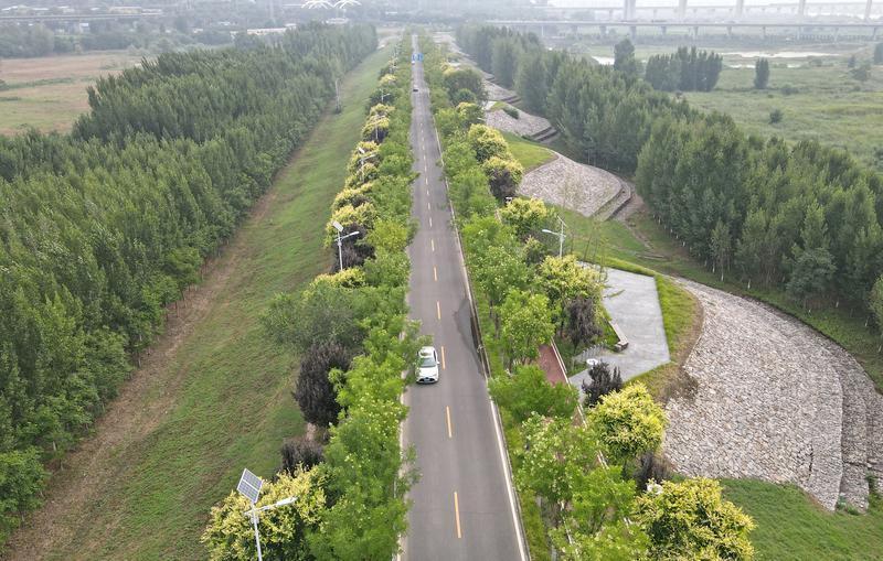 风景优美的渭河堤防路