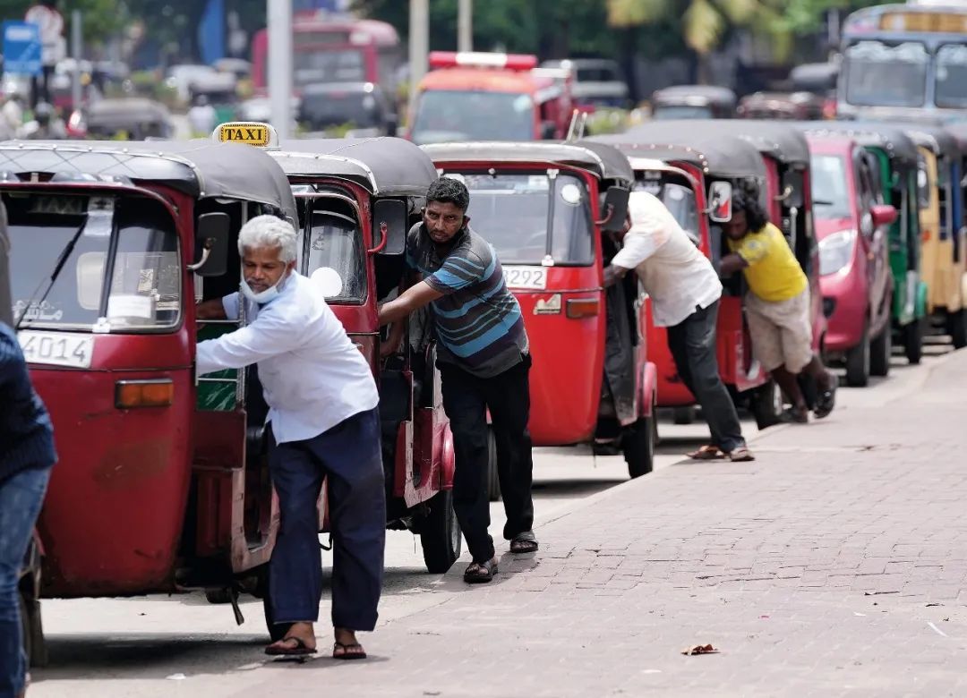 2022年4月13日，斯里兰卡科伦坡，三轮车司机在加油站附近排队购买汽油。