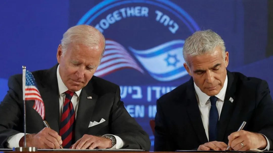 2022年7月14日，美国总统拜登和以色列总理拉皮德在耶路撒冷签署联合声明。图自：AFP