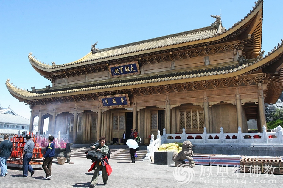 峨眉山金顶华藏寺(图片来源:凤凰网佛教 摄影:丹珍旺姆)