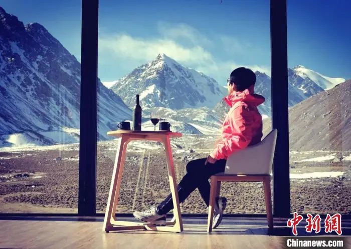图为巴尔斯雪山设立的“云端全景观景厅”吸引游客体验 (资料图) 常小平 摄
