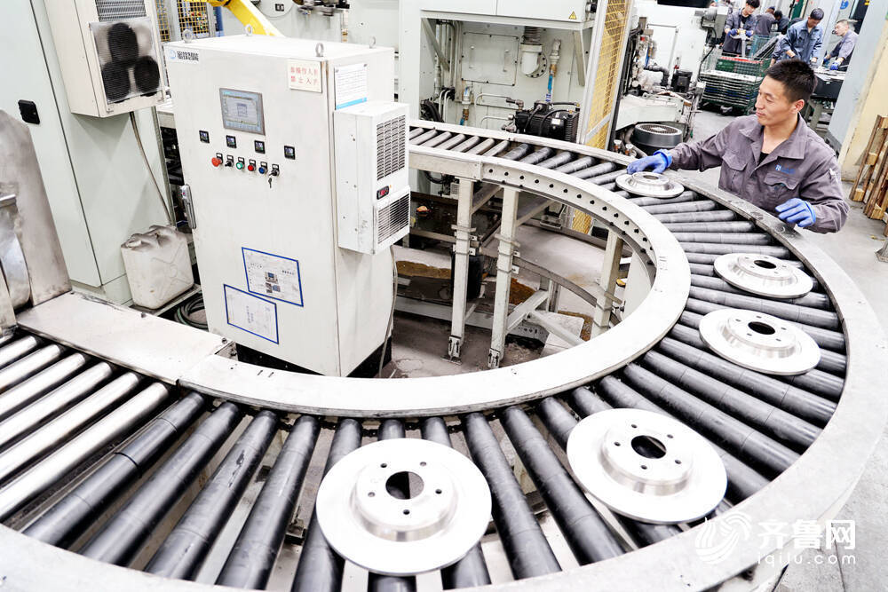 图/6月27日，山东滨州，惠民县一家汽车零部件生产企业内，工人加紧生产制动盘订单