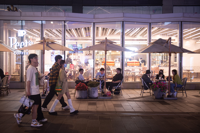 这是6月13日拍摄的杭州湖滨东坡路步行街.