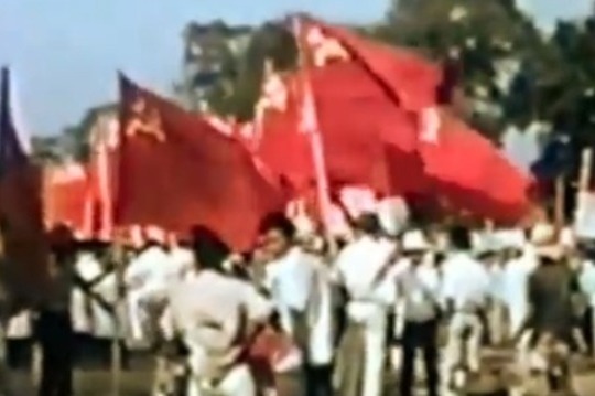 1965年印尼建国20周年，共产党党旗在现场格外醒目