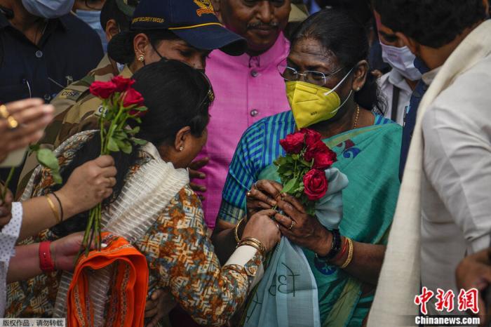 2022年6月23日，印度新德里，印度总统候选人莫尔穆抵达机场，受到印度人民党的欢迎。