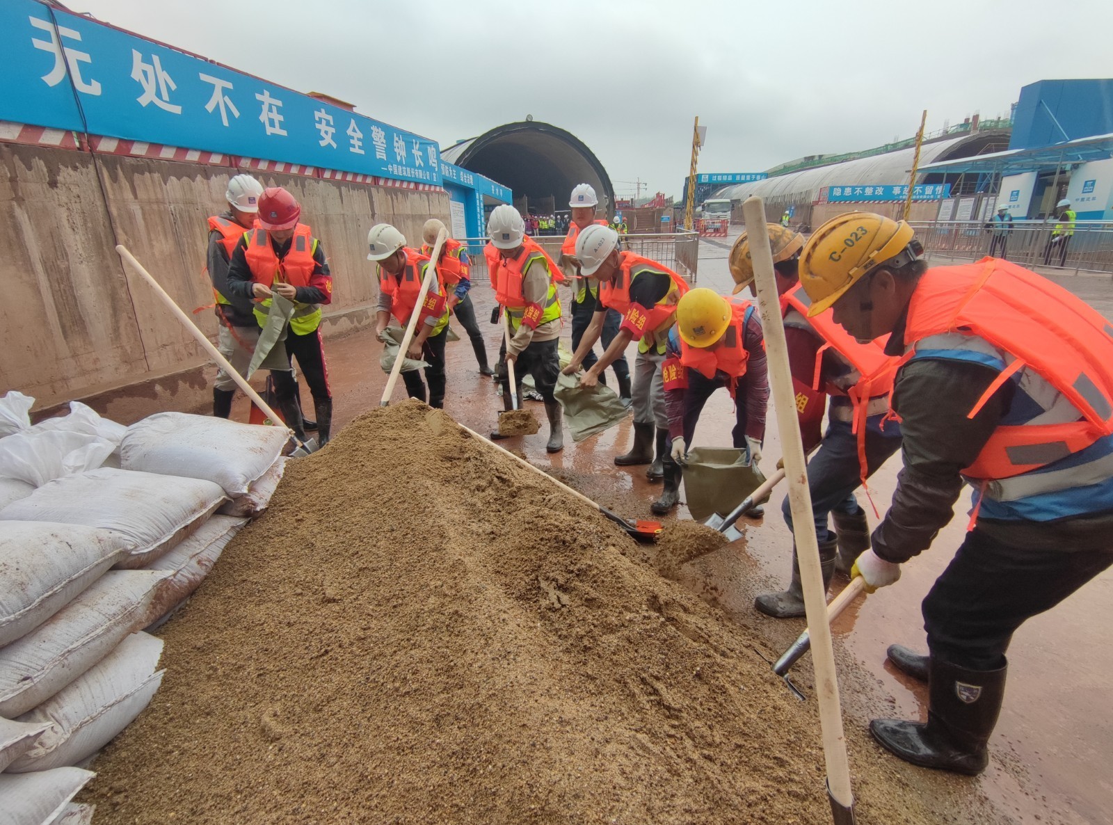 图为赣州蓉江新区建投公司党支部联合赣州蓉江新区过江隧道项目施工单位党支部共同开展防汛应急演练。