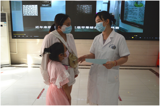 医护工作者向群众宣传介绍敷贴相关流程