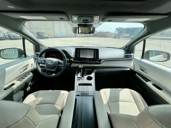 丰田塞纳的内饰也很不错,中控台打造的面积很大,三幅式多功能方向盘正