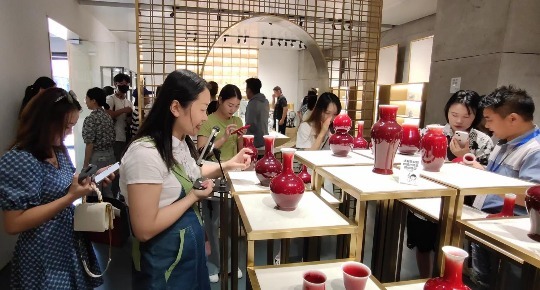 陶溪川“非遗百匠”带货直播：百名年轻主播“吆喝”新品