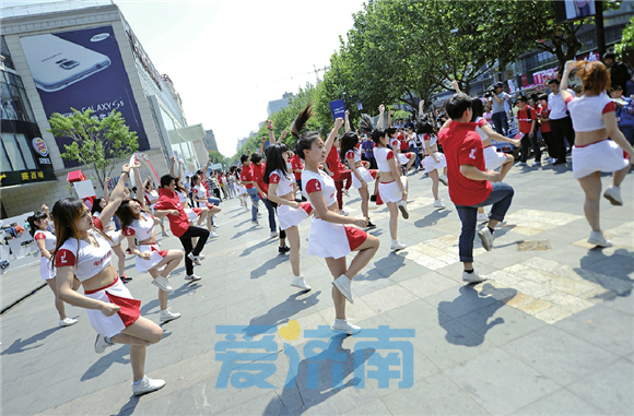 2014年，快闪活动在泉城路举行。