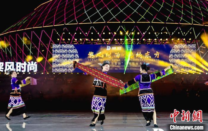 舞蹈《织锦舞》 依文供图