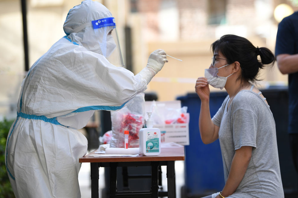7月27日,医护人员在兰州市城关区一小区内为居民进行核酸检测
