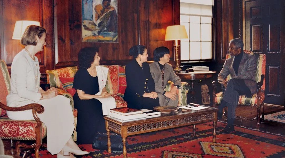 时任联合国秘书长安南夫妇在曼哈顿官邸亲切接见画家夫妇，丹慧全程担任翻译