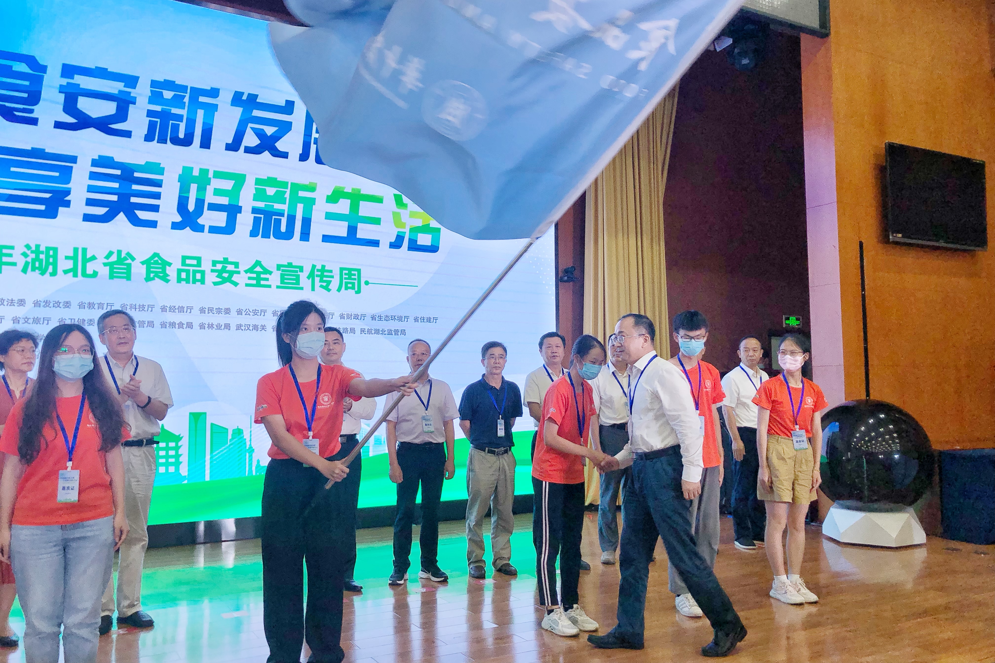 刘荣山向大学生“食品安全湖北行”社会实践活动团队授旗