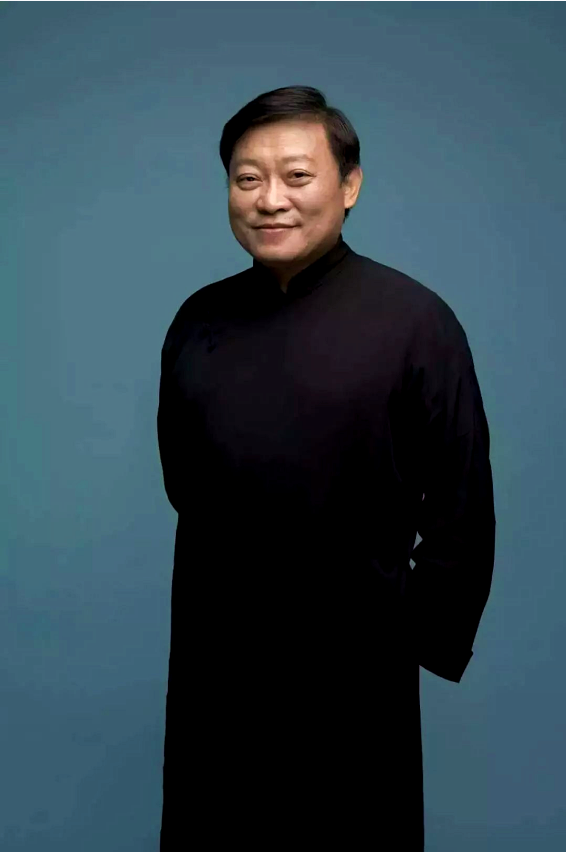 龚鹏程, 当代著名学者和思想家,1956年生于台北,现为山东大学文学院讲席教授,孔子博物馆名誉馆长。历任淡江大学文学院院长,台湾南华大学、佛光大学创校校长,美国欧亚大学校长等职。