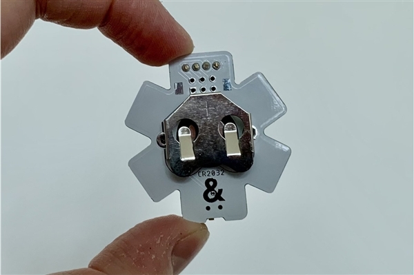 超迷你俄罗斯方块掌机上市:屏幕还没指甲盖大