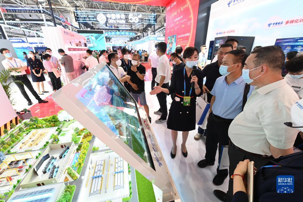 7月23日，参观者在第五届数字中国建设成果展上参观。新华社记者 林善传 摄