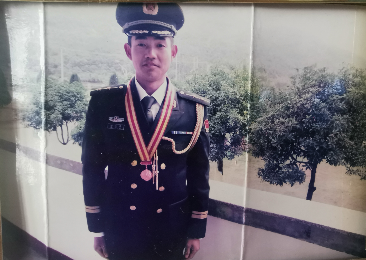 八一，“城管蓝”晒出了自己的军装照