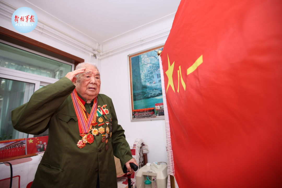 朱经泉：1924年8月出生，1940年6月入伍，1943年8月加入中国共产党。