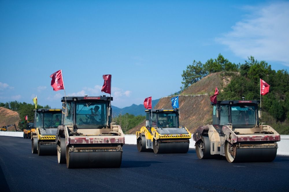 7月27日，压路机在平益高速路面建设现场作业。新华社记者陈思汗摄
