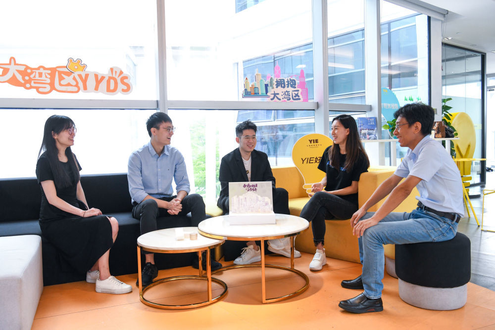 在位于深圳市的前海深港青年梦工厂，香港创业青年们一起交流各自的创业项目（2022年6月20日摄）。新华社记者 梁旭 摄