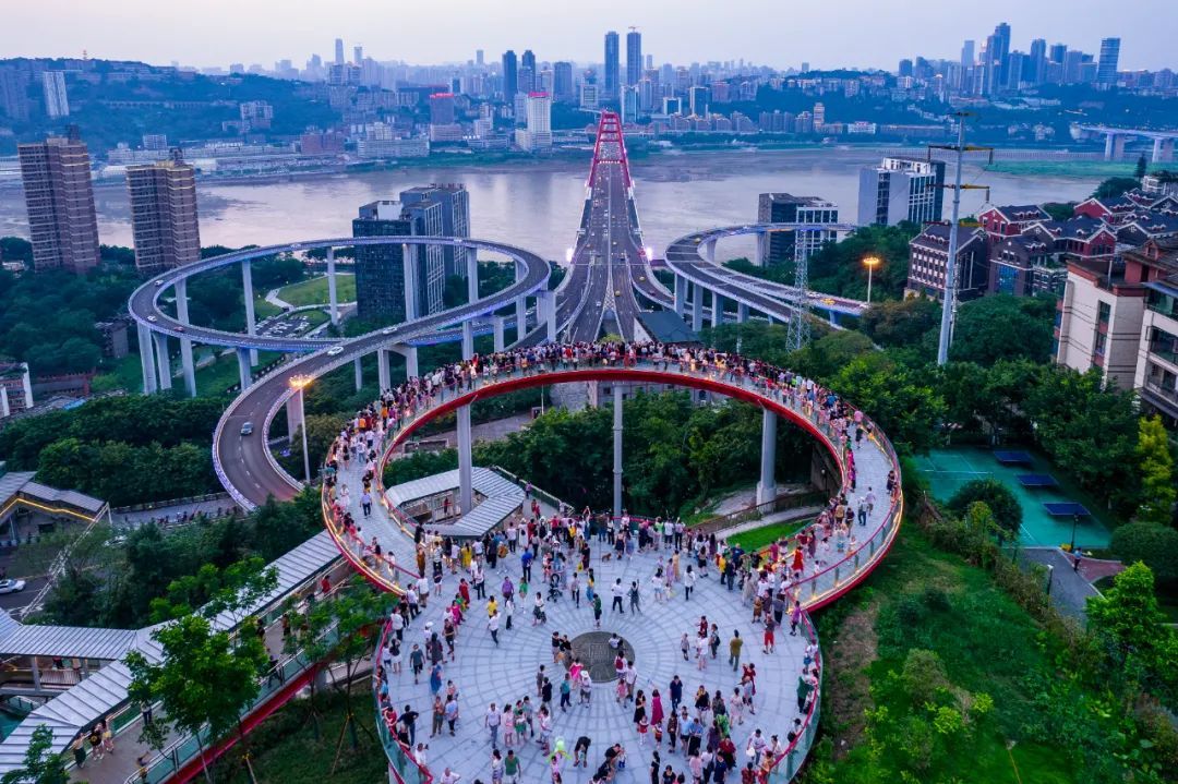 7月5日,南岸區蘇家壩步道觀景平臺,大量遊客來此拍攝城市風光.