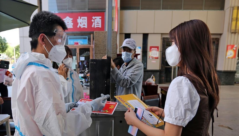 13个伙伴无法上班 快递小哥一人为20万人派送