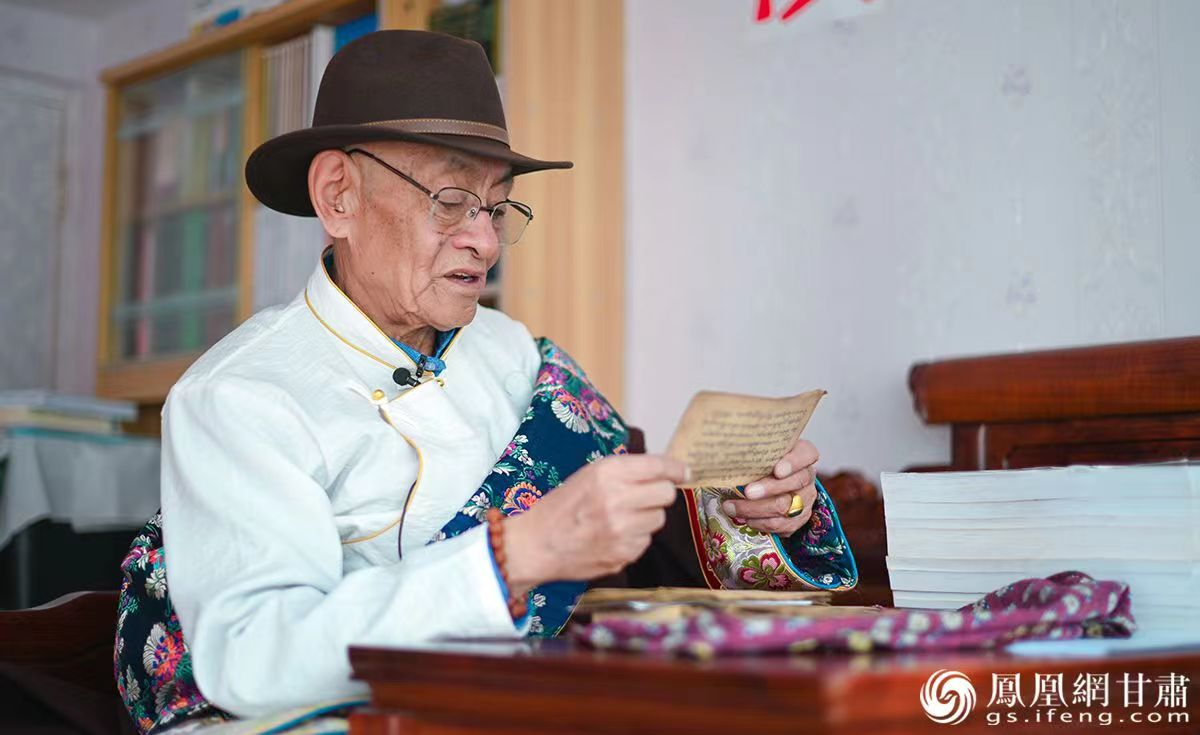 索南才让已整理了多本记载民歌的藏语书籍，为这项文化遗产流传下去做着努力。杨艺锴 摄