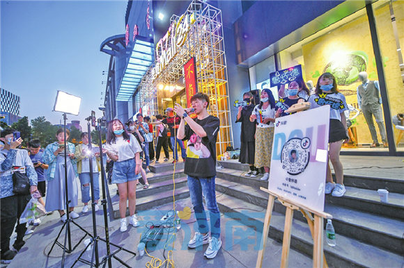 2020年6月3日晚，街头艺人在6个点位火热开麦