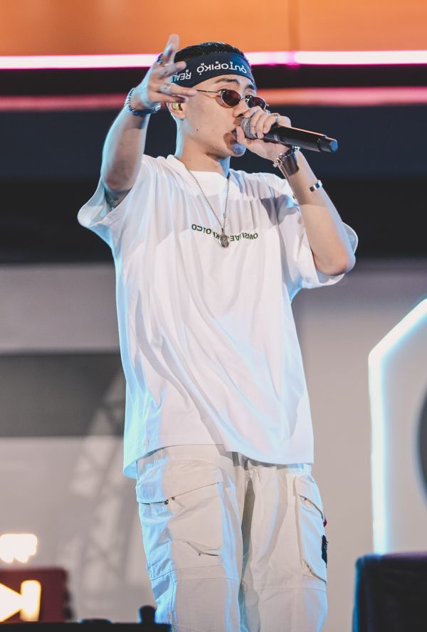 一首首热门歌曲接连响起，引起现场大合唱。