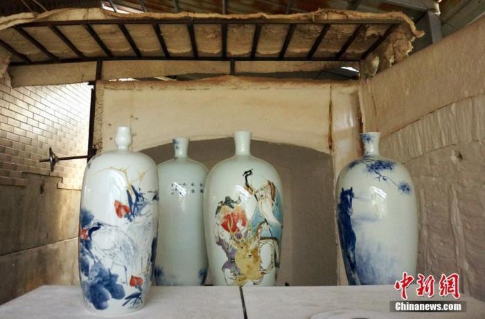 图为探访景德镇民间陶瓷作坊，瓷器在小型窑炉中经1300摄氏度高温烧制后出炉。（资料图）　王昊阳 　摄