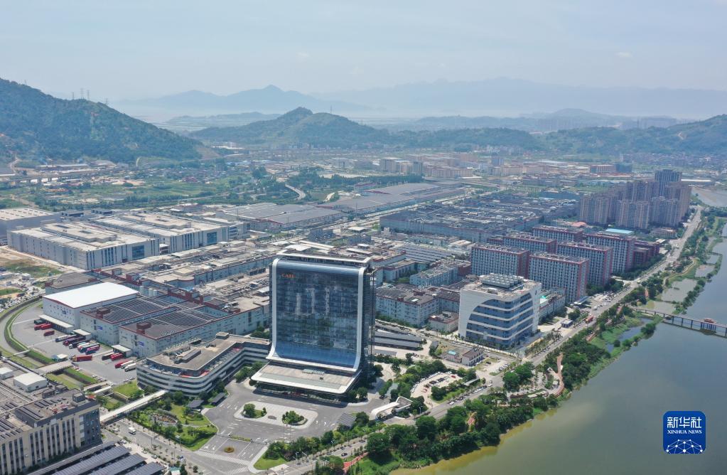 宁德时代新能源科技股份有限公司科技大楼和湖东工厂一角（6月24日摄，无人机照片）。新华社记者 林善传 摄