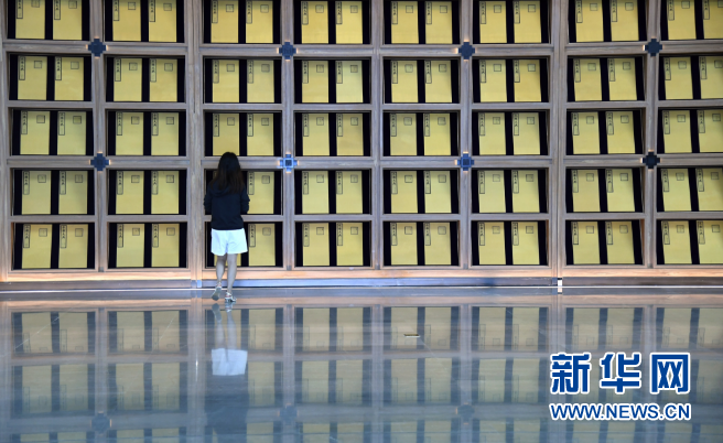 7月23日，参观者在西安国家版本馆内参观。新华社记者 李一博 摄
