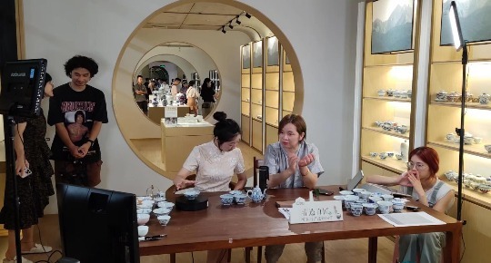 陶溪川“非遗百匠”带货直播：百名年轻主播“吆喝”新品