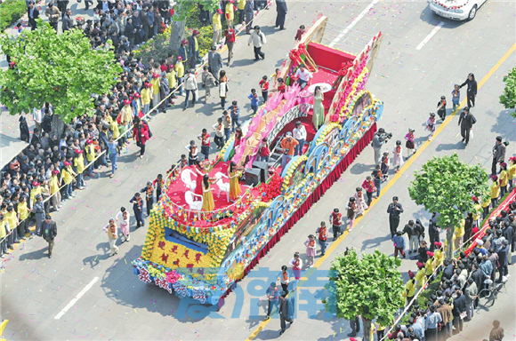 2004年5月1日，泉城香车大巡游。