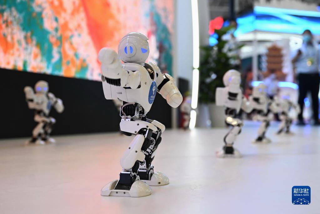 第五届数字中国建设成果展览会上的机器人在舞蹈表演（7月22日摄） 新华社记者 林善传 摄