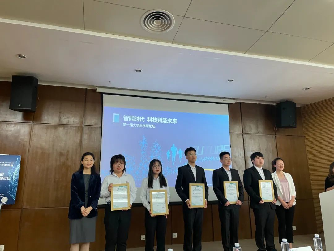 张萍老师带领学生参赛