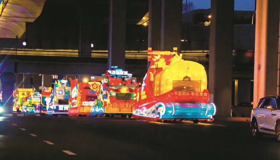10辆彩灯花车组成的巡游车队为夏日的春城夜晚增添了一抹亮色。