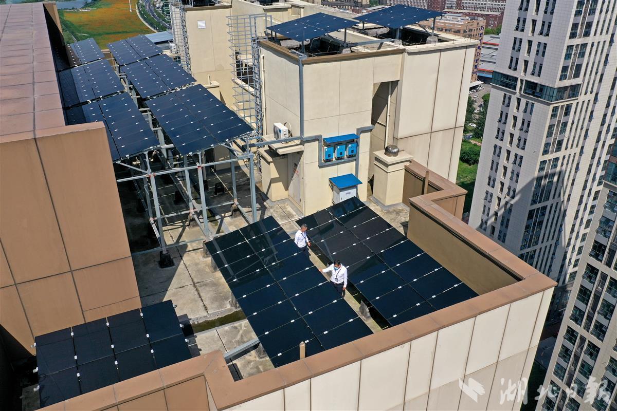 住宅楼顶装上光伏发电板