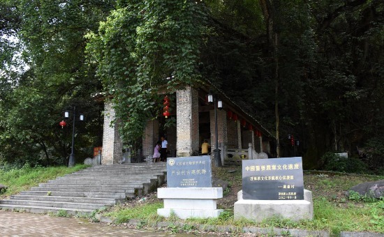 浓荫蔽日的严台村富春桥