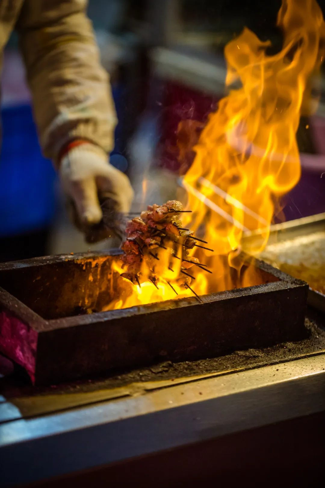 热辣辣的炭火,能激发羊肉喷香无比的油脂。摄影 / 严肃