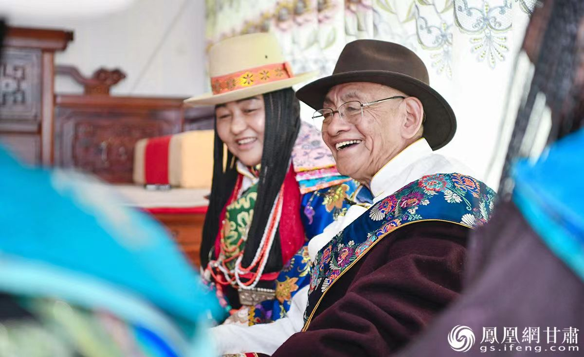 华锐藏族民歌国家级代表性传承人索南才让（右）与徒弟们在一起，探讨学习。杨艺锴 摄