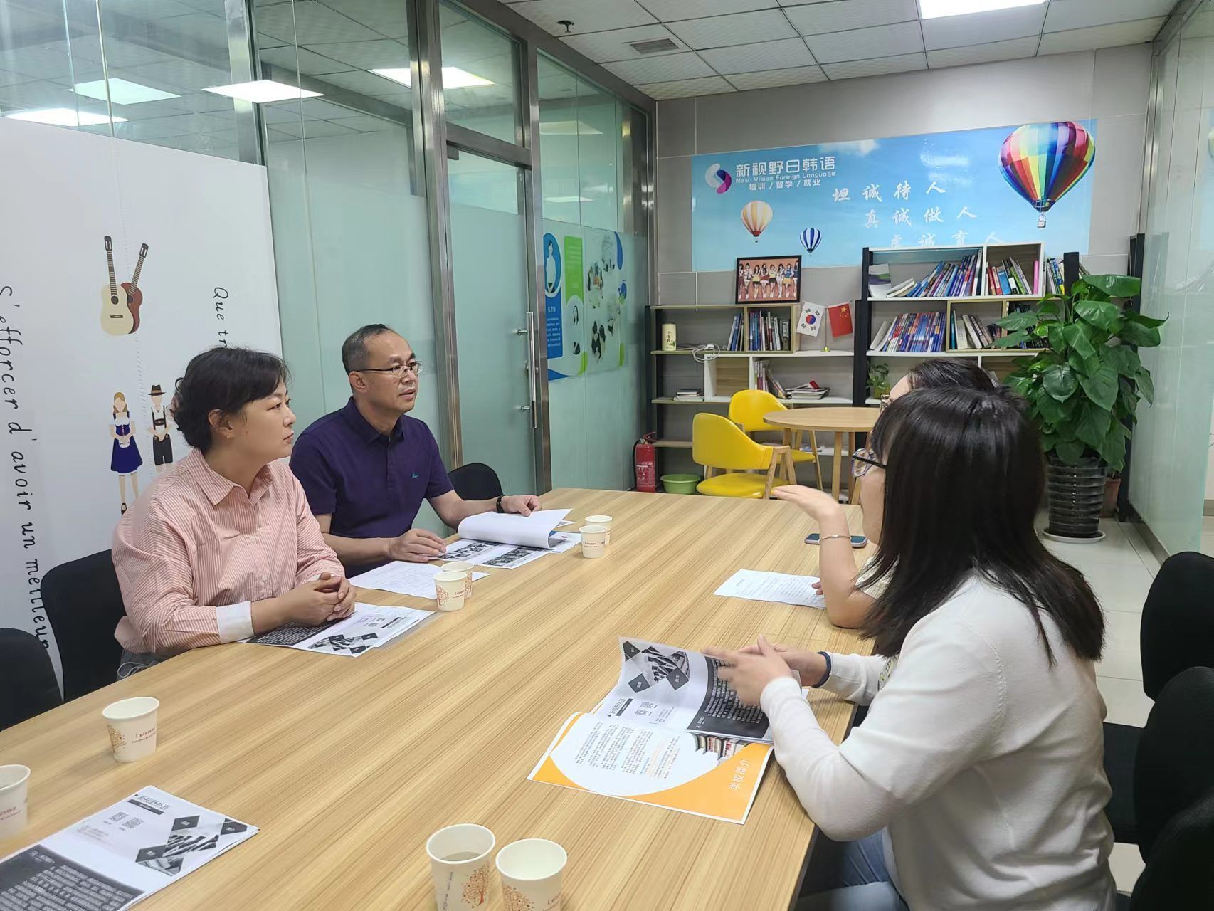 亚欧语言文化学院院长李庆明与西安新视野外语培训负责人交流座谈