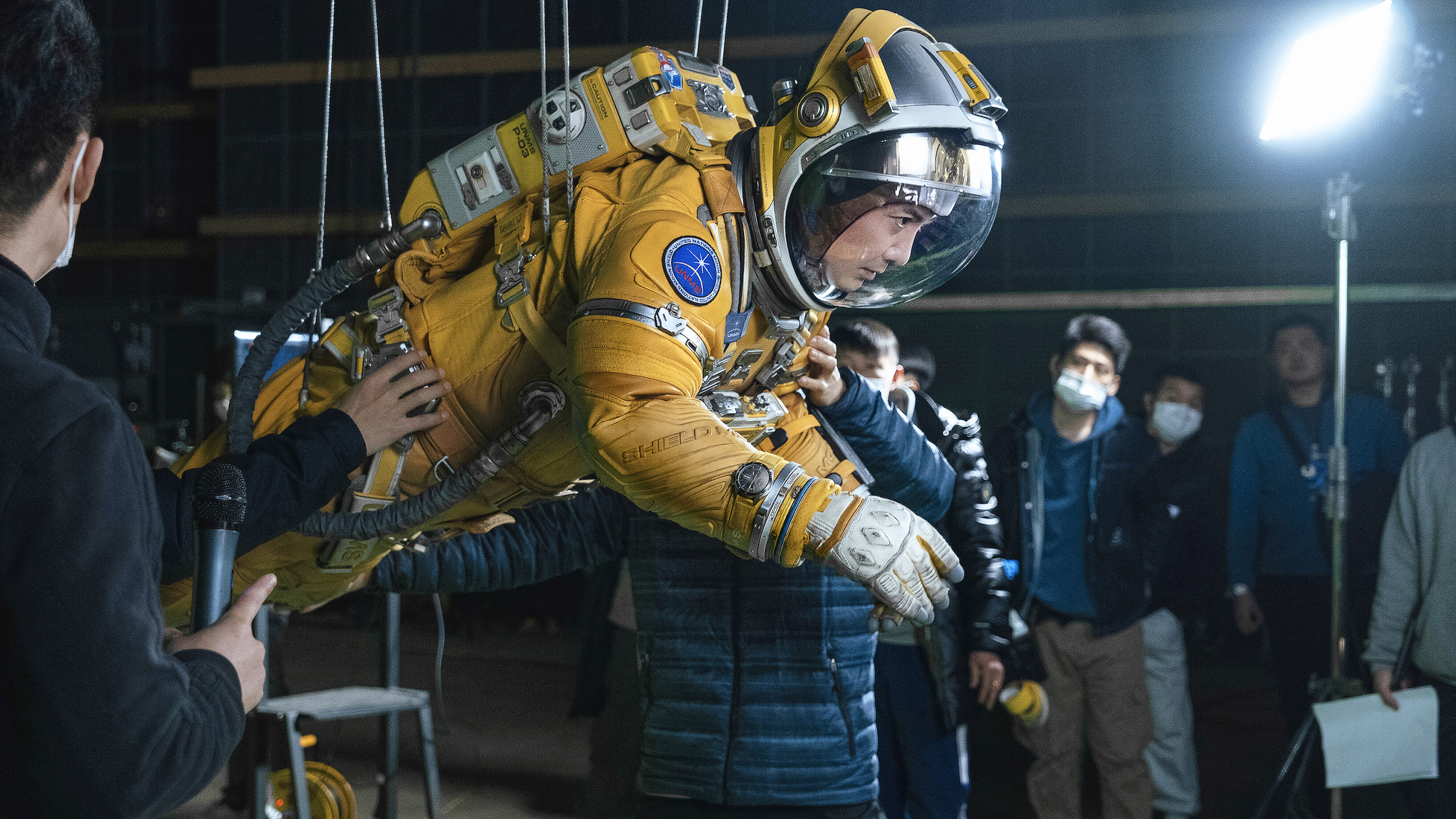 穿着厚重宇航服的沈腾在拍摄现场