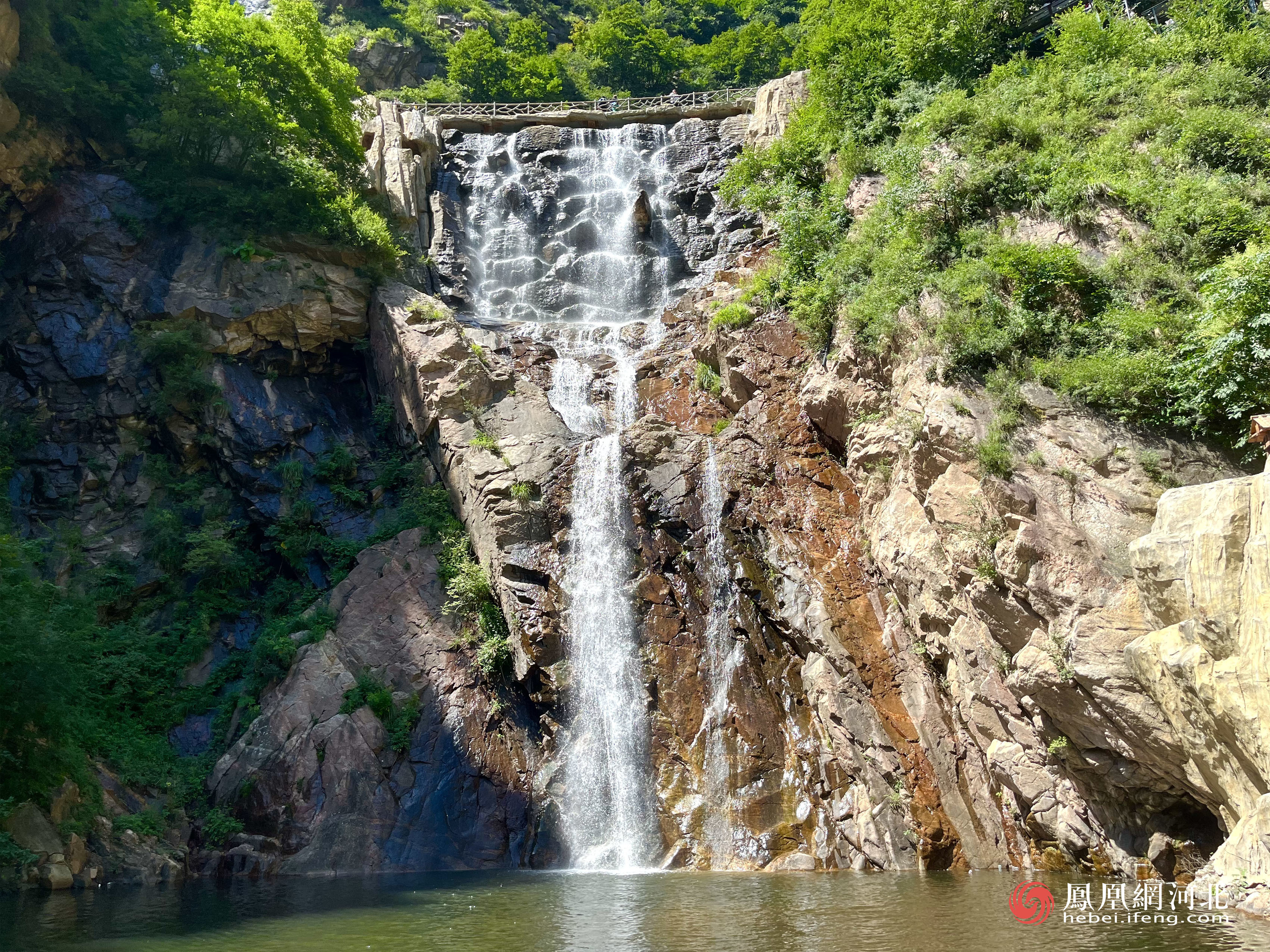 漫山花溪谷中的瀑布，夏天是溪水和瀑布水流最大的时候
