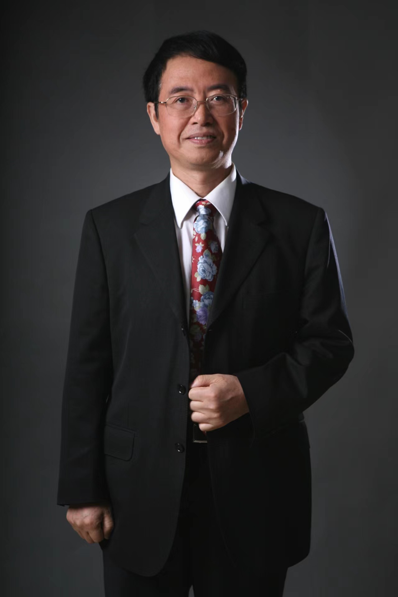 曹顺庆，中国比较文学学会会长、欧洲科学与艺术院院士、四川大学文科杰出教授。