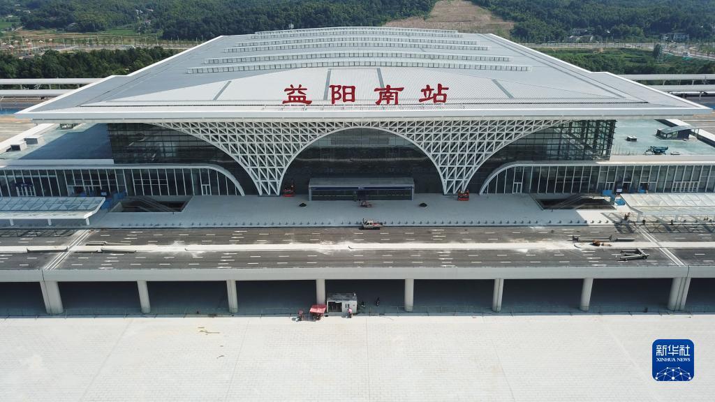 这是在湖南省益阳市赫山区拍摄的益阳南站外景（7月26日摄，无人机照片）。新华社记者 陈泽国 摄
