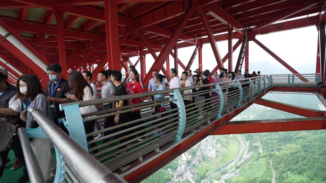 ▲ 7月30日，作家们在湘西矮寨大桥参观。
